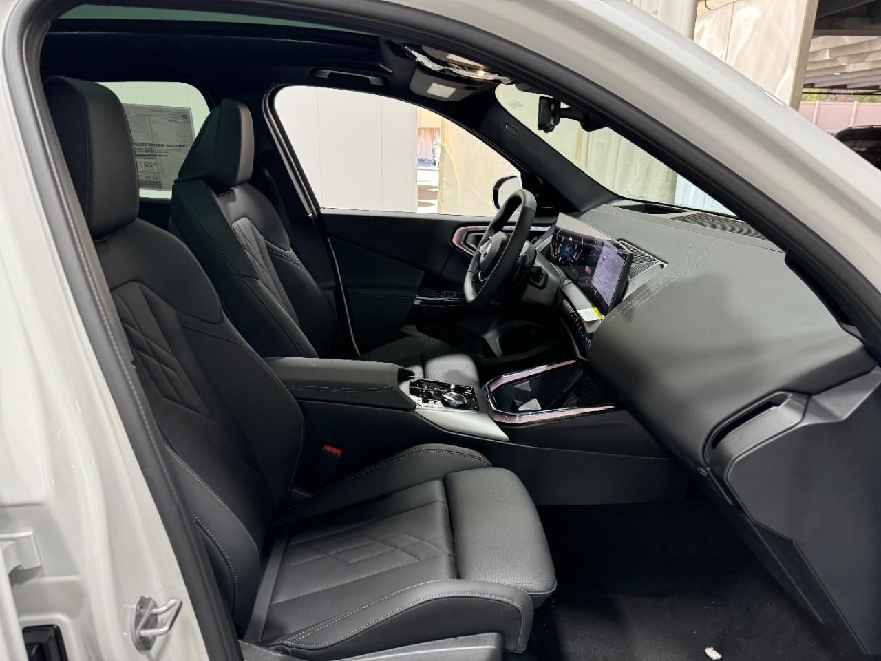 BMW X3 Vehicle Full-screen Gallery Image 18