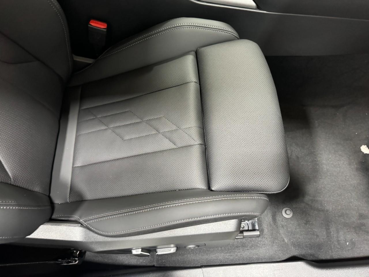 BMW X3 Vehicle Full-screen Gallery Image 19