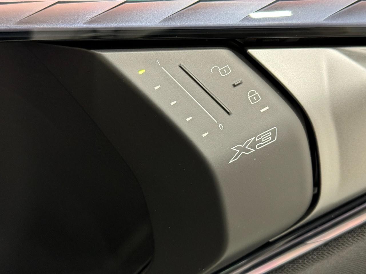 BMW X3 Vehicle Full-screen Gallery Image 21