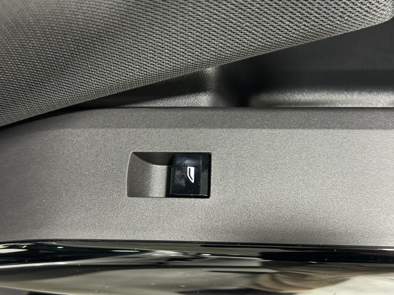 BMW X3 Vehicle Full-screen Gallery Image 22