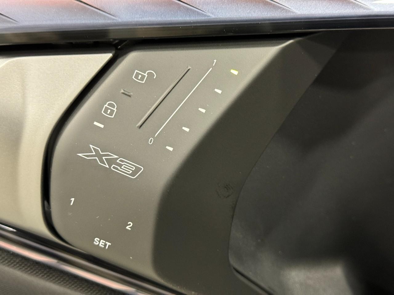 BMW X3 Vehicle Full-screen Gallery Image 24