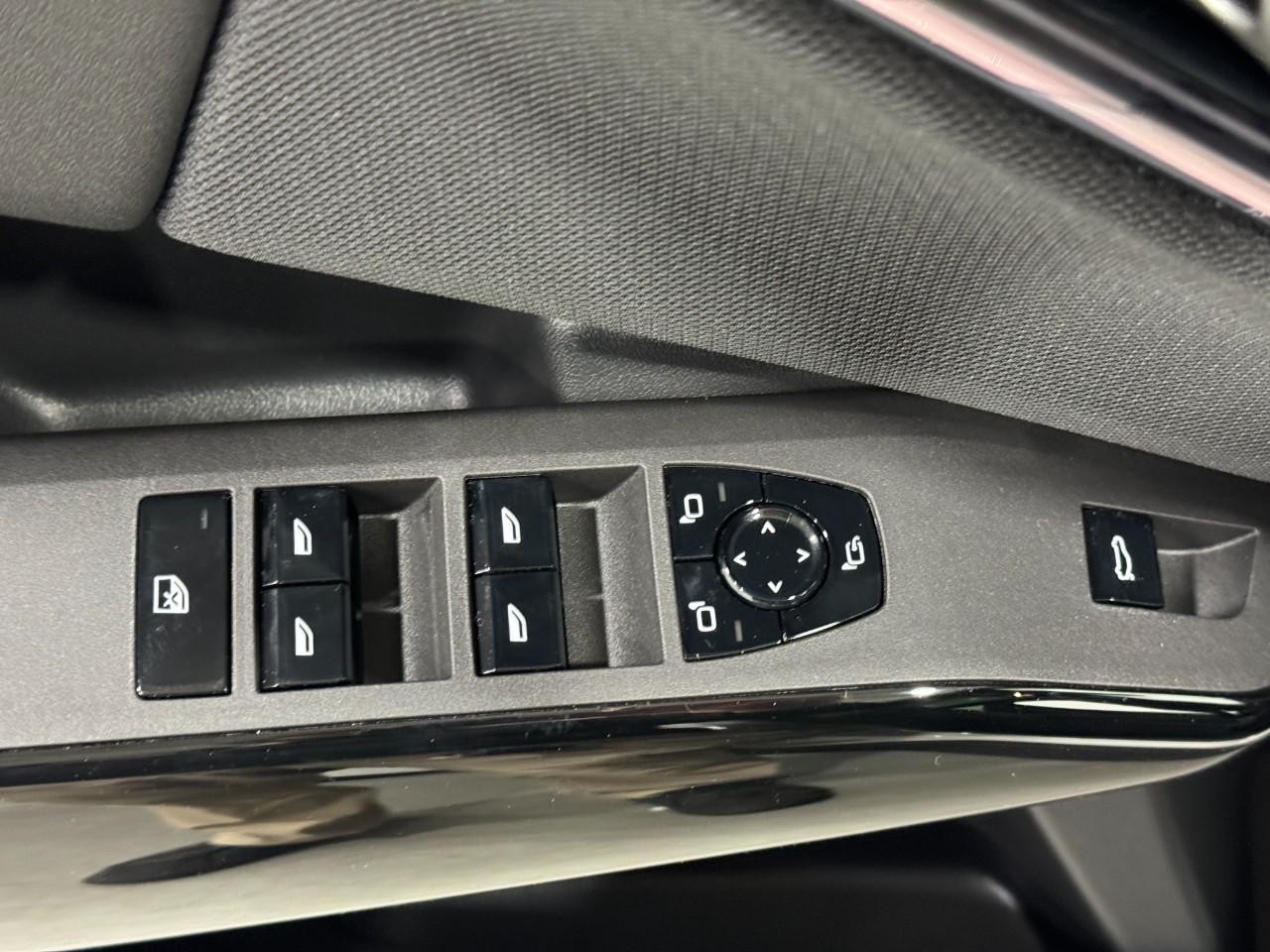 BMW X3 Vehicle Full-screen Gallery Image 25