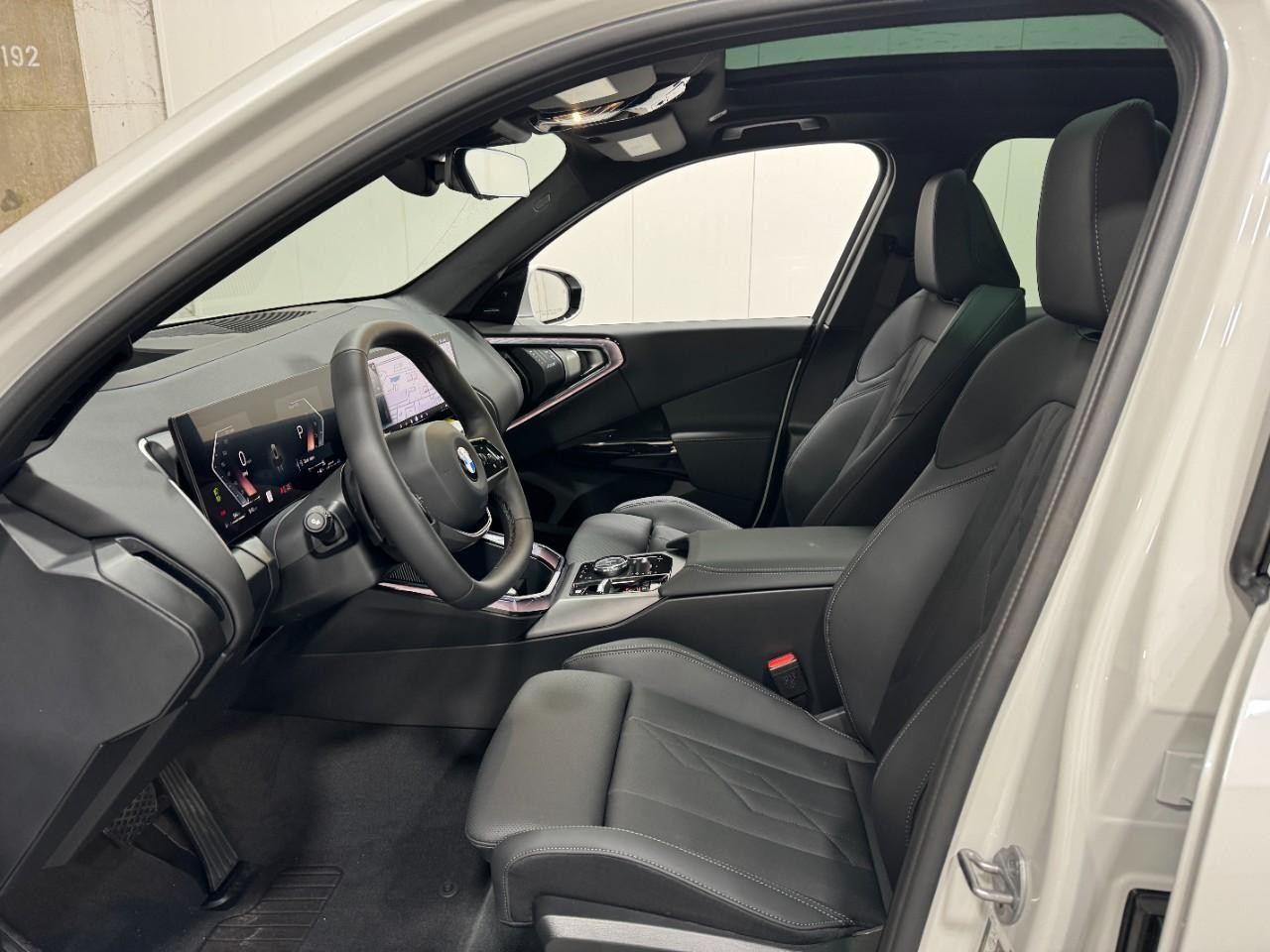 BMW X3 Vehicle Full-screen Gallery Image 26