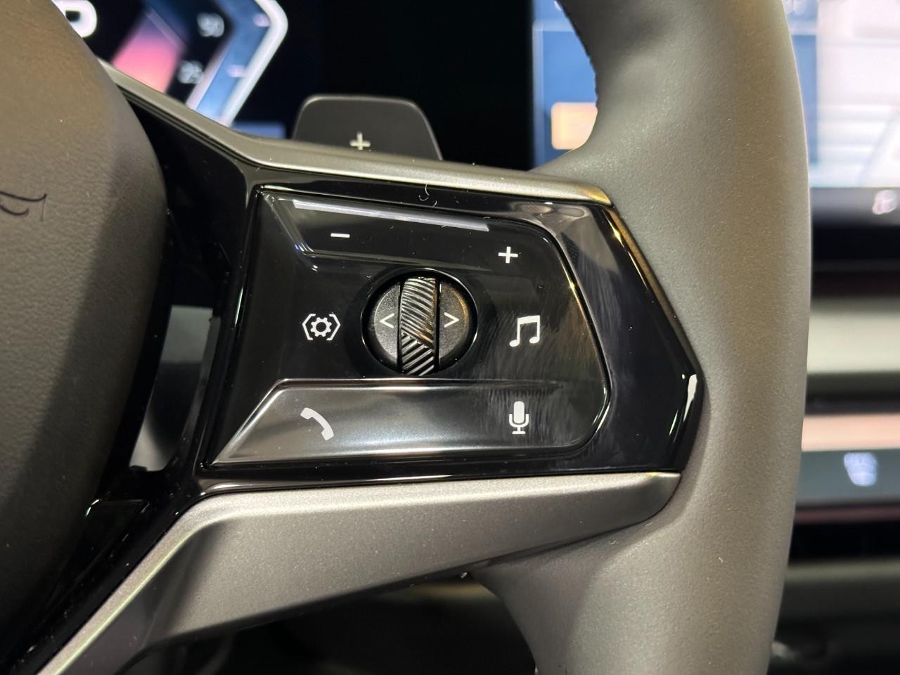 BMW X3 Vehicle Full-screen Gallery Image 30