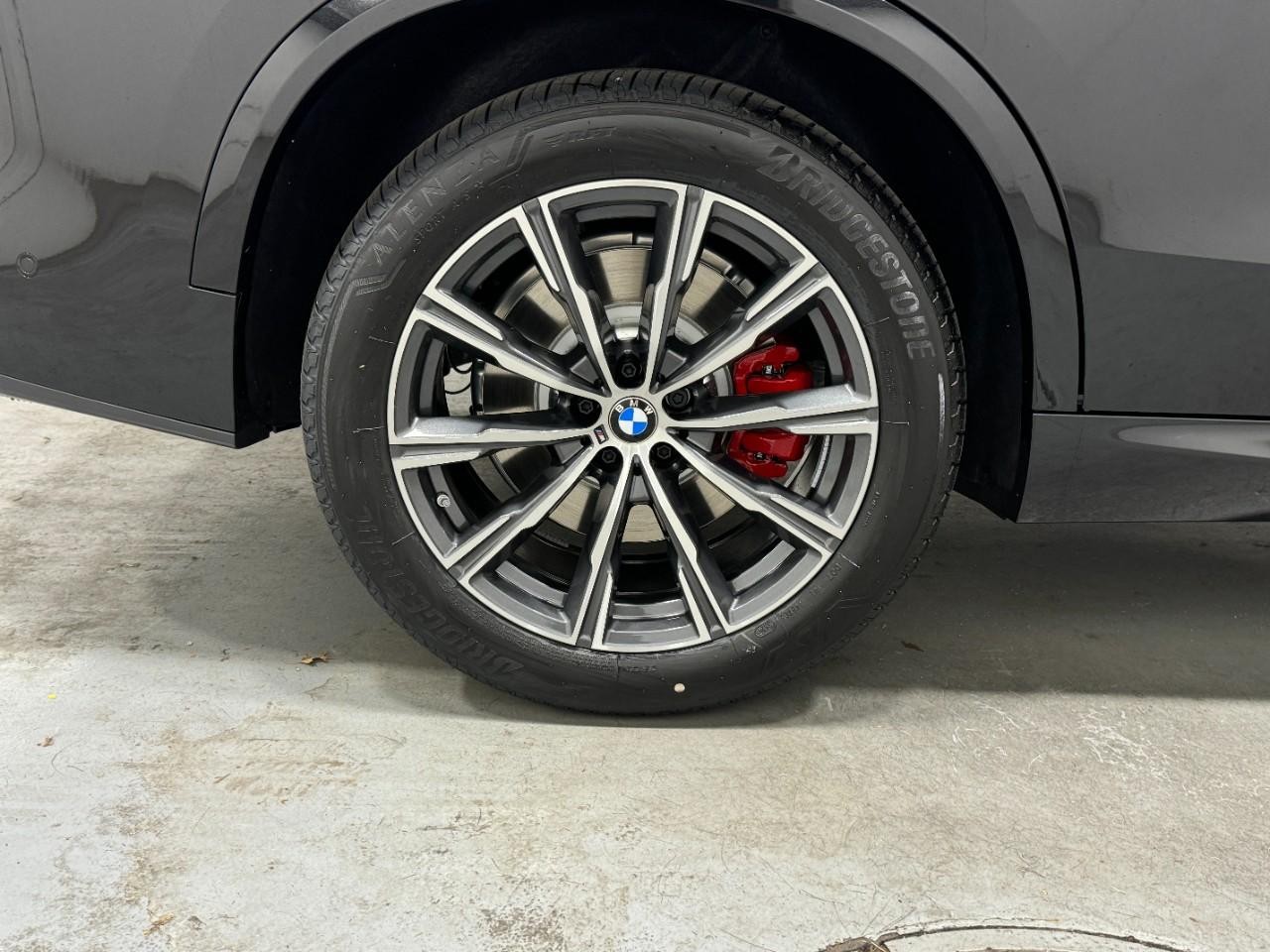 BMW X5 Vehicle Full-screen Gallery Image 5