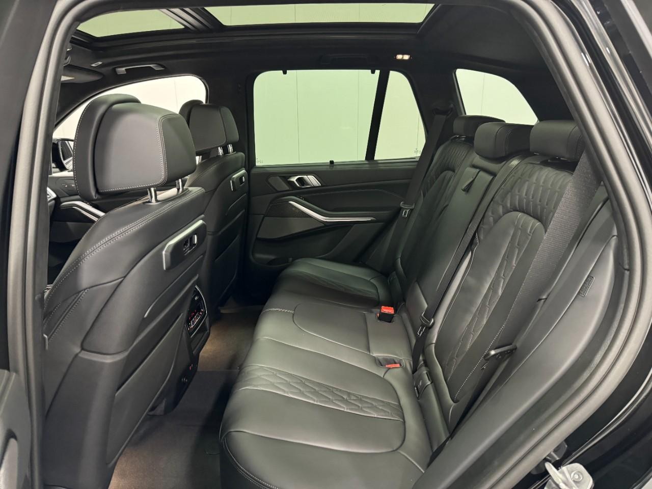 BMW X5 Vehicle Full-screen Gallery Image 8