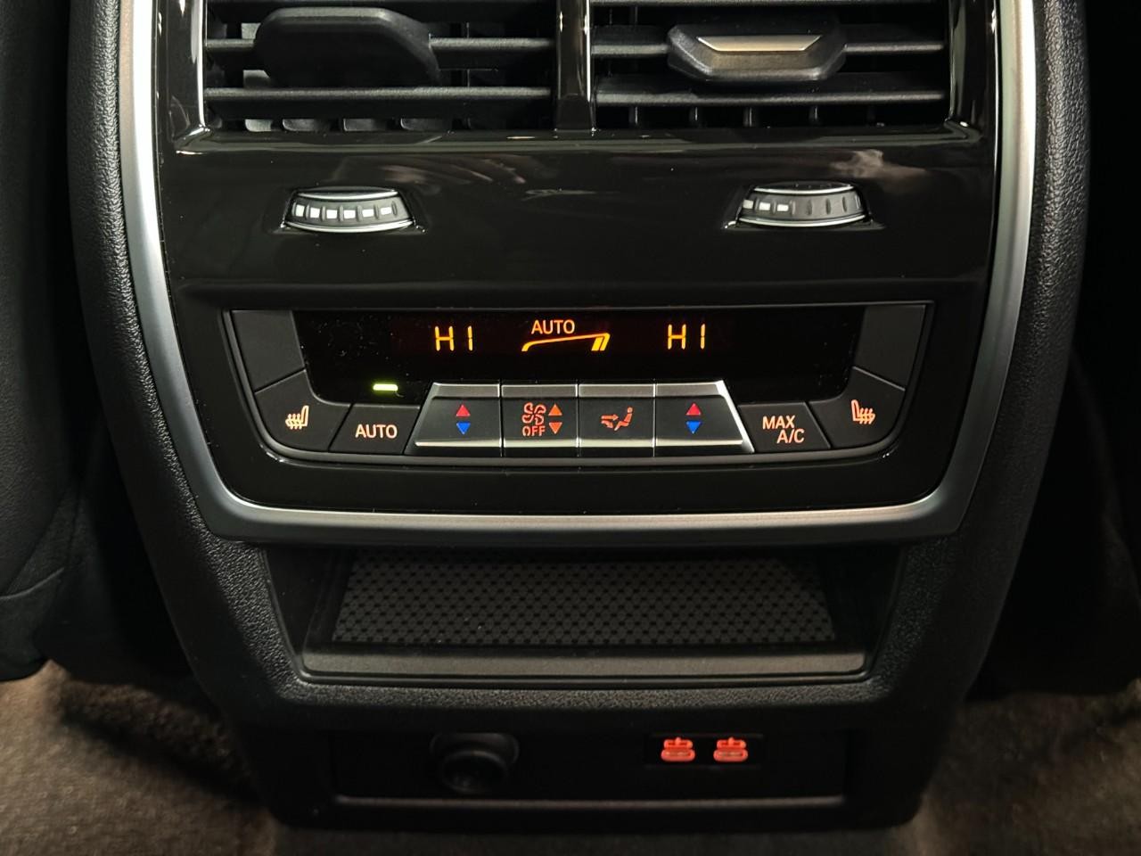 BMW X5 Vehicle Full-screen Gallery Image 11