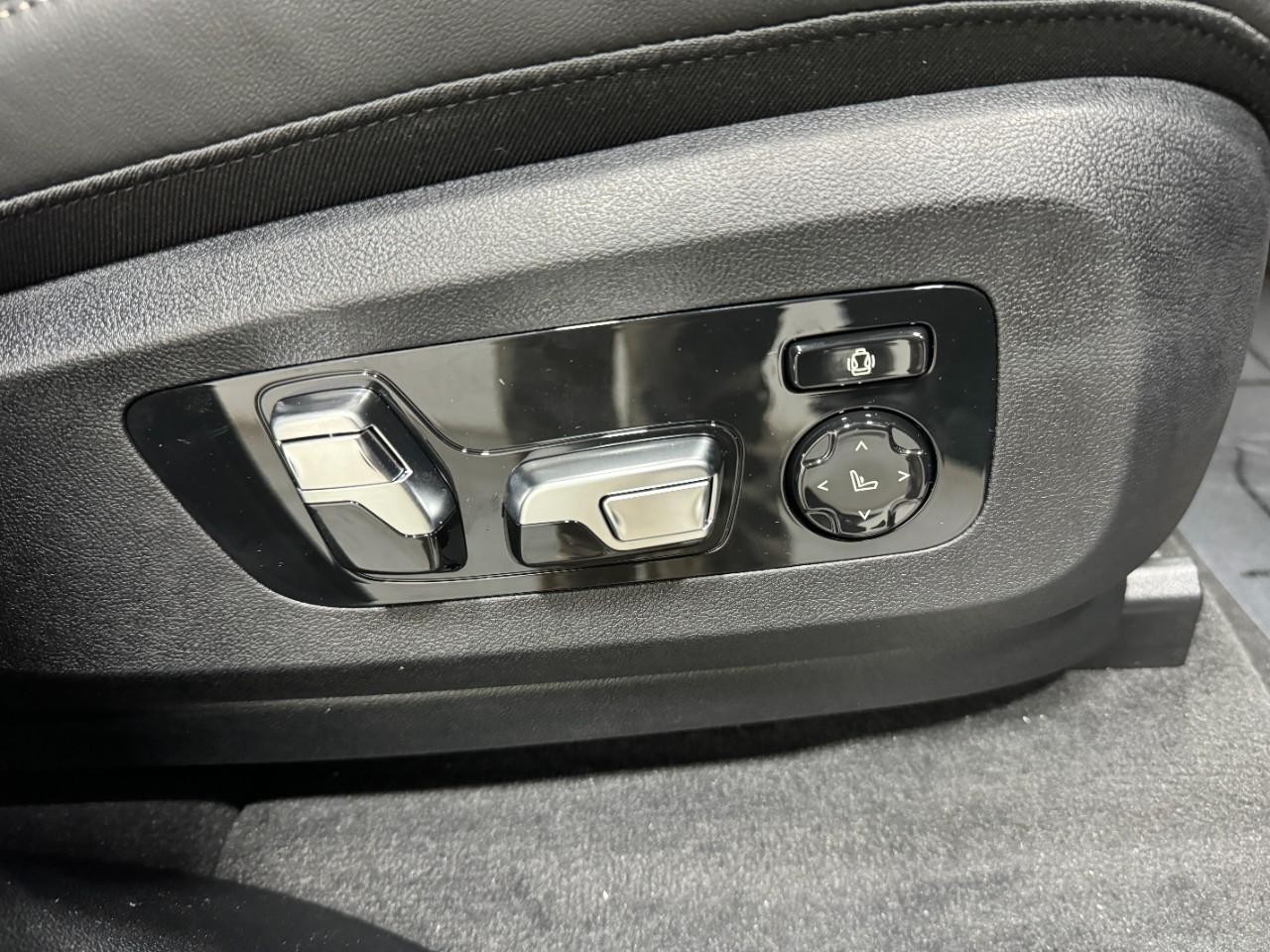 BMW X5 Vehicle Full-screen Gallery Image 20