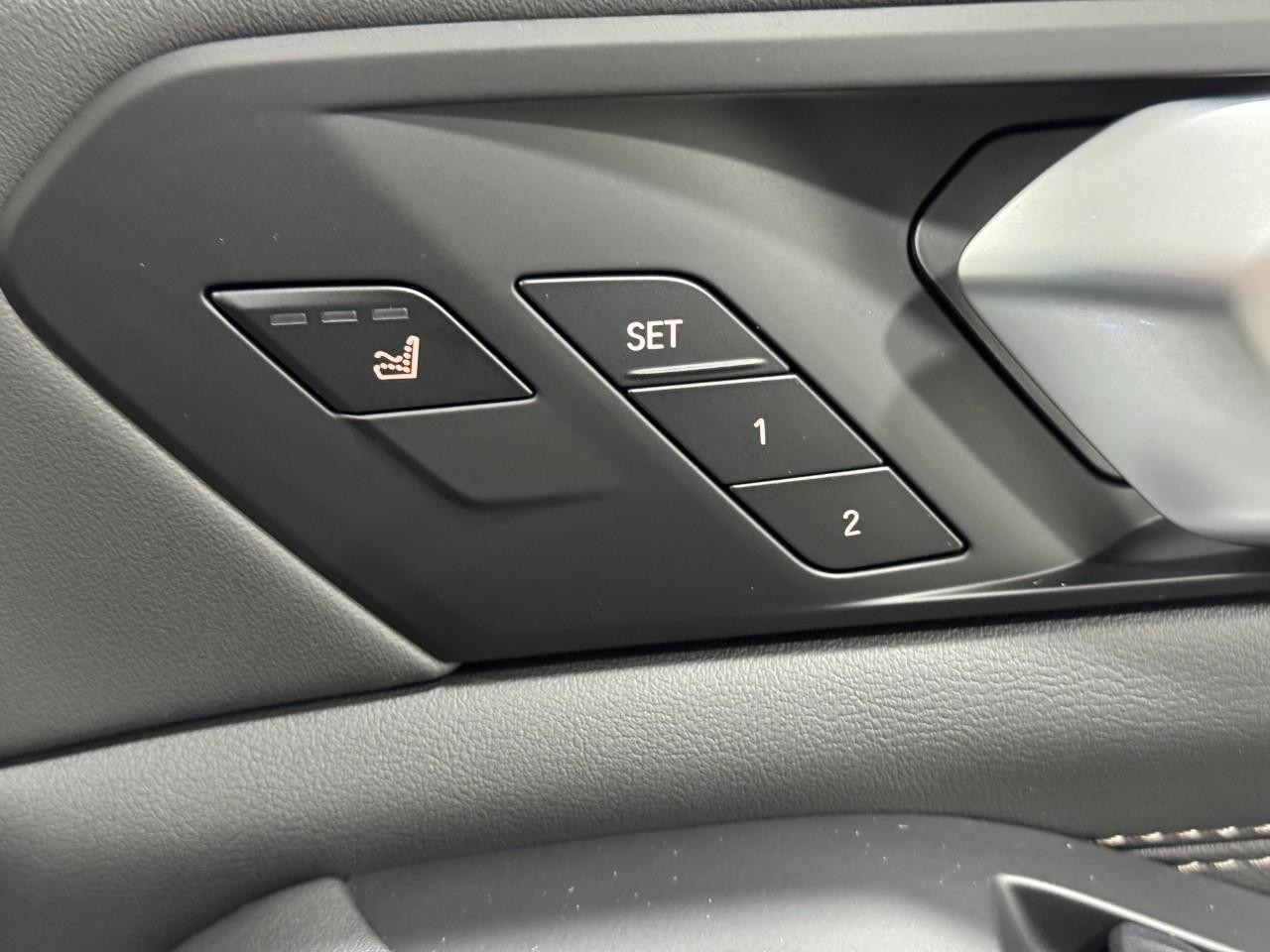 BMW X5 Vehicle Full-screen Gallery Image 21