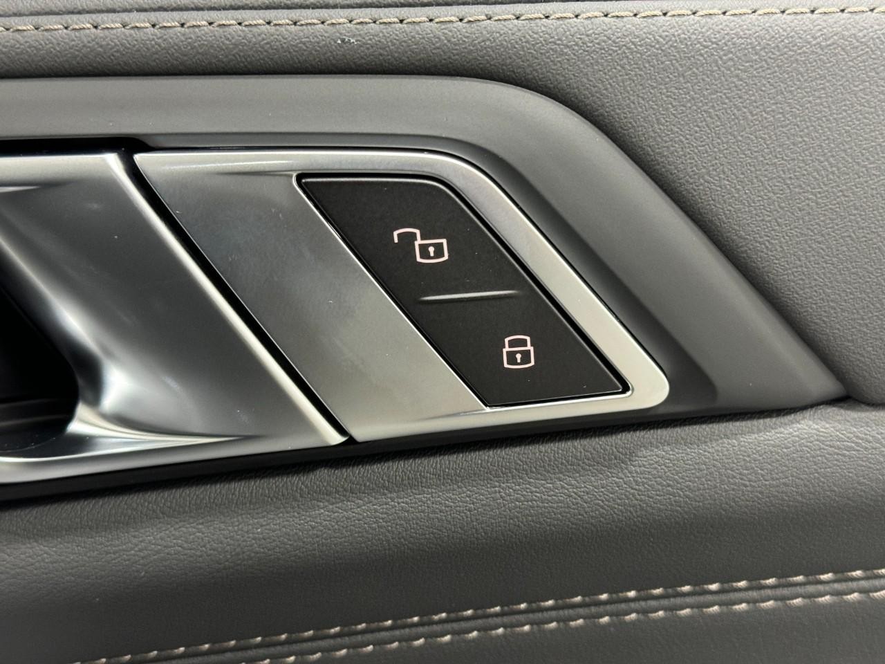 BMW X5 Vehicle Full-screen Gallery Image 22