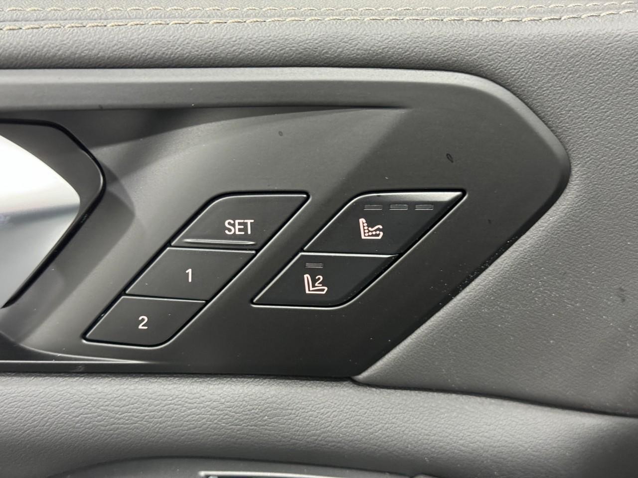 BMW X5 Vehicle Full-screen Gallery Image 25