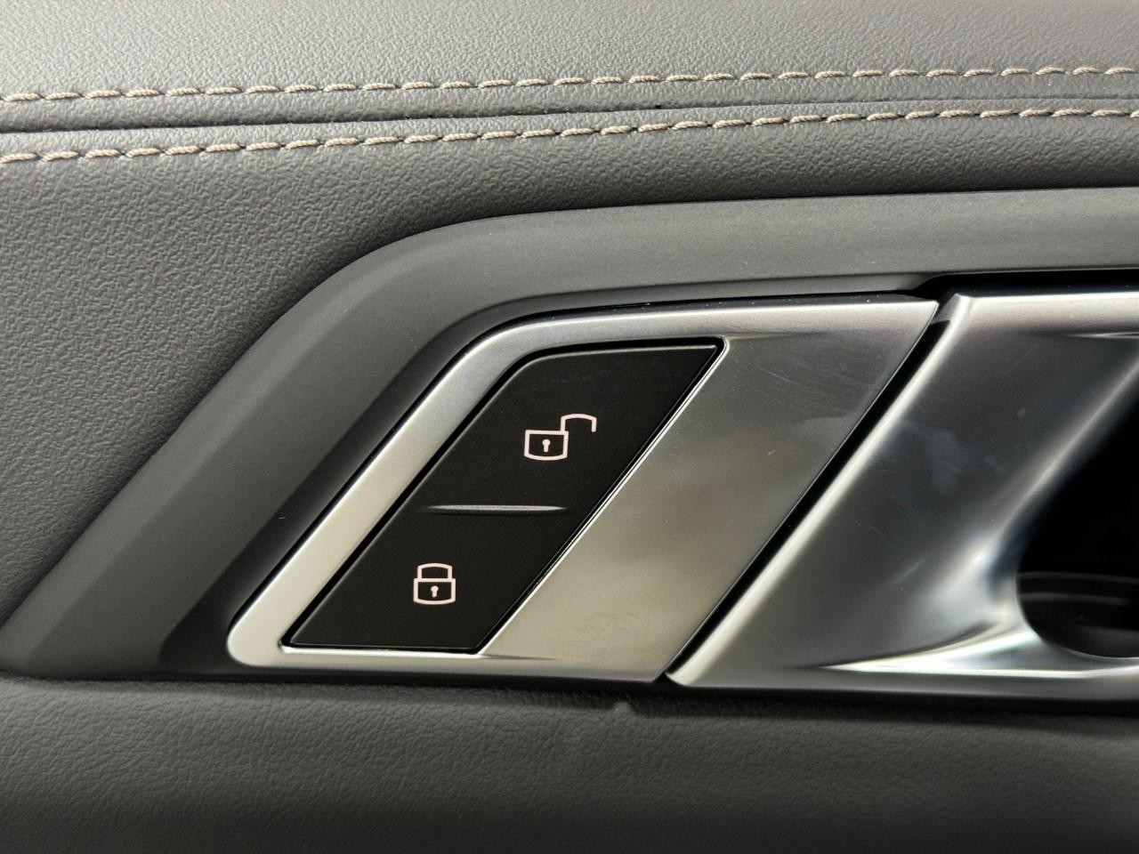 BMW X5 Vehicle Full-screen Gallery Image 26