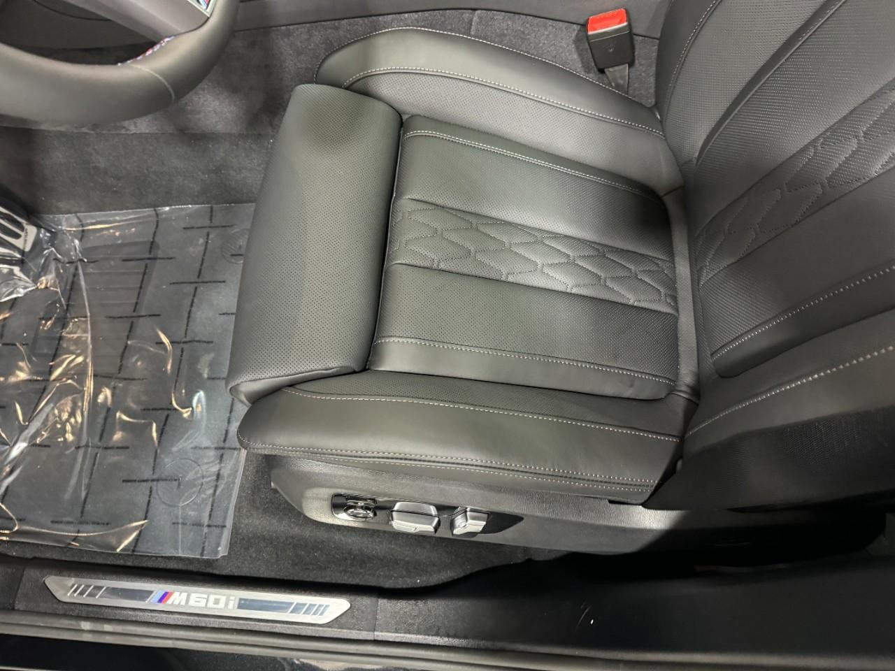 BMW X5 Vehicle Full-screen Gallery Image 29