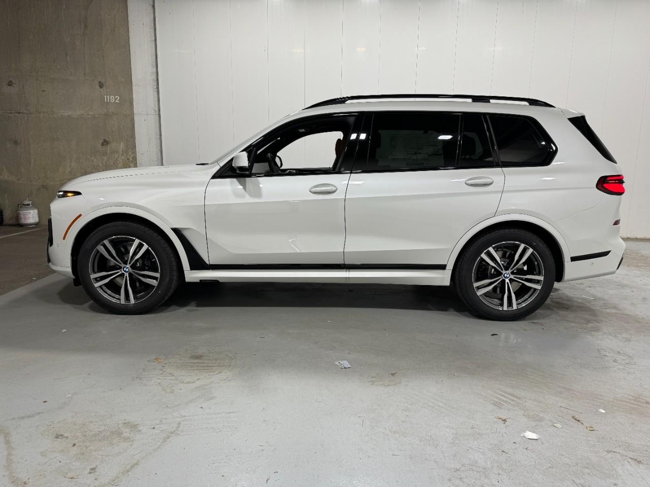 BMW X7 Vehicle Full-screen Gallery Image 2