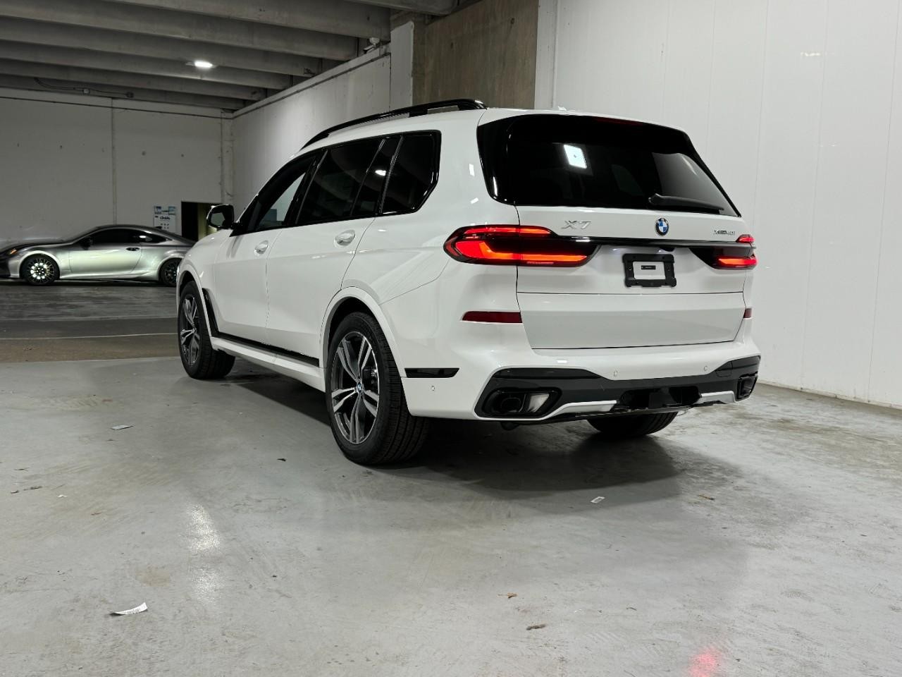 BMW X7 Vehicle Full-screen Gallery Image 3