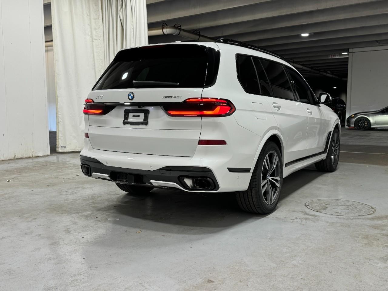 BMW X7 Vehicle Full-screen Gallery Image 4