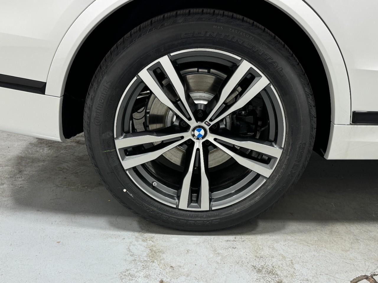 BMW X7 Vehicle Full-screen Gallery Image 5