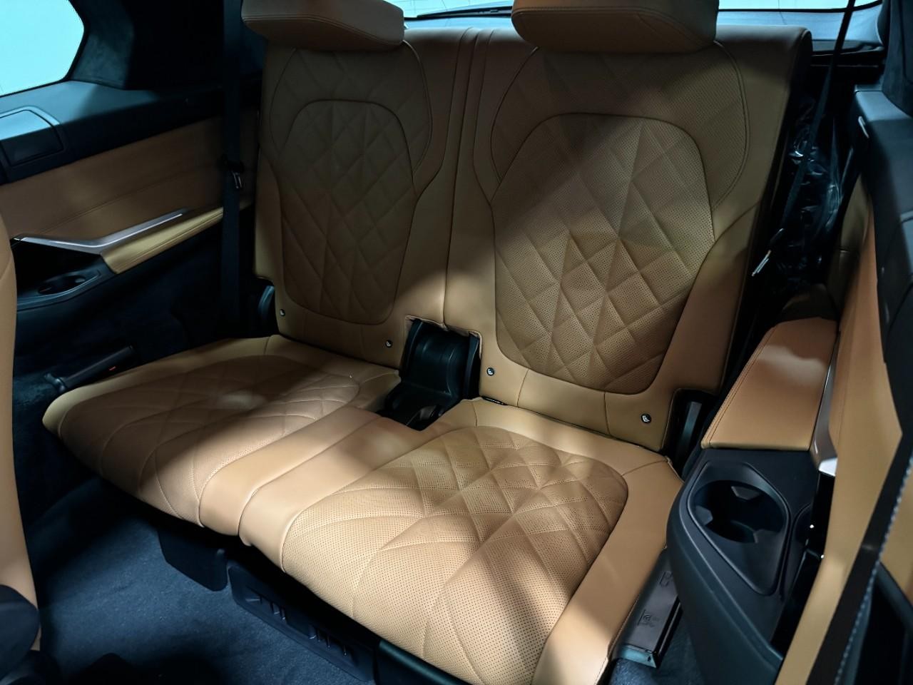 BMW X7 Vehicle Full-screen Gallery Image 8