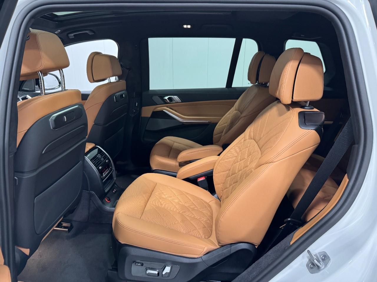 BMW X7 Vehicle Full-screen Gallery Image 9