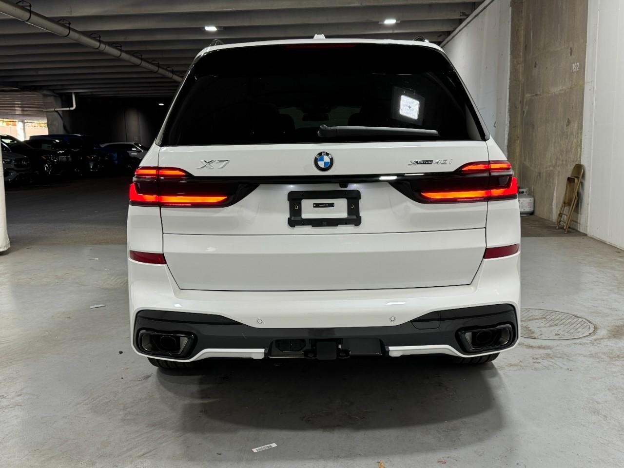 BMW X7 Vehicle Full-screen Gallery Image 10