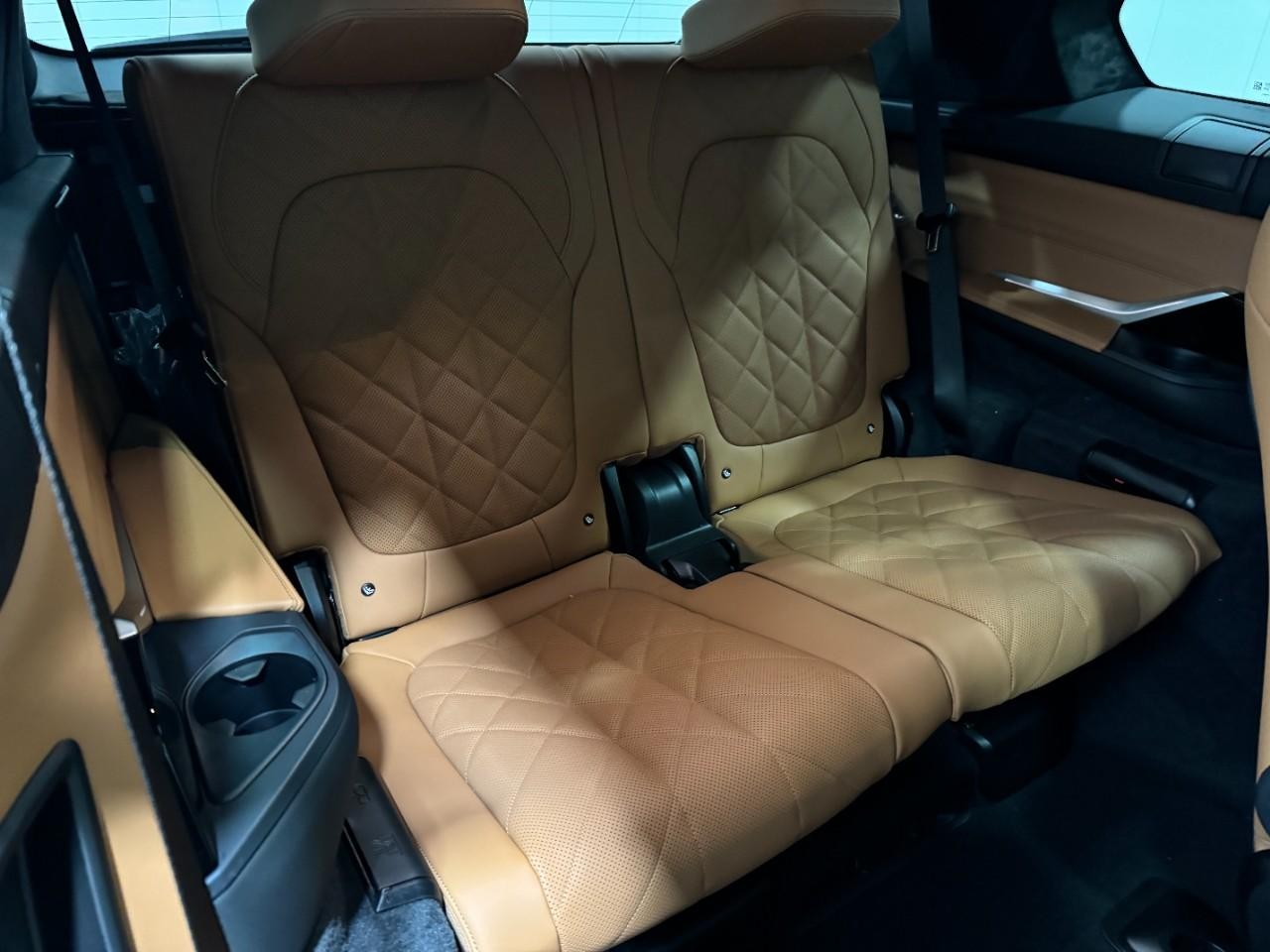 BMW X7 Vehicle Full-screen Gallery Image 11