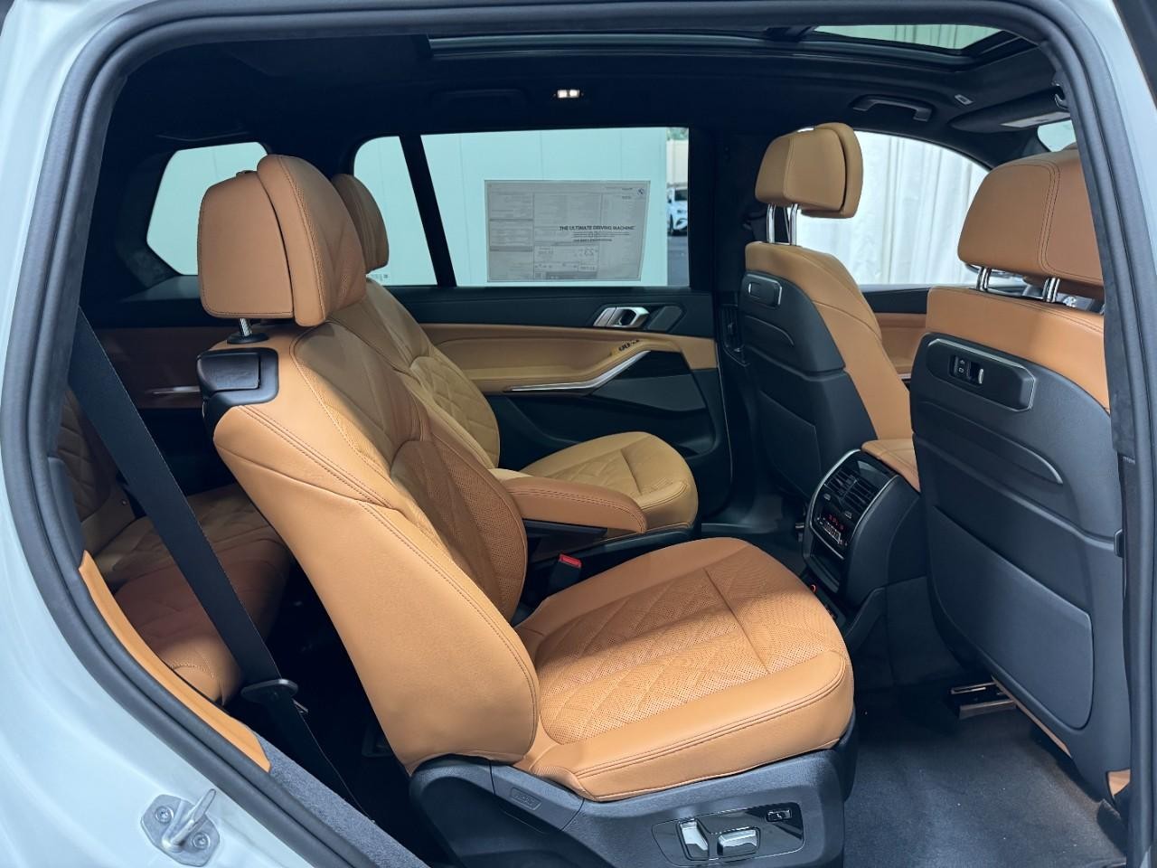 BMW X7 Vehicle Full-screen Gallery Image 12