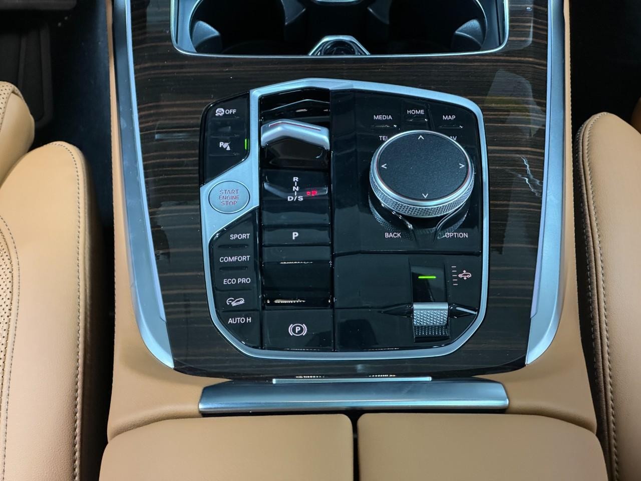 BMW X7 Vehicle Full-screen Gallery Image 18