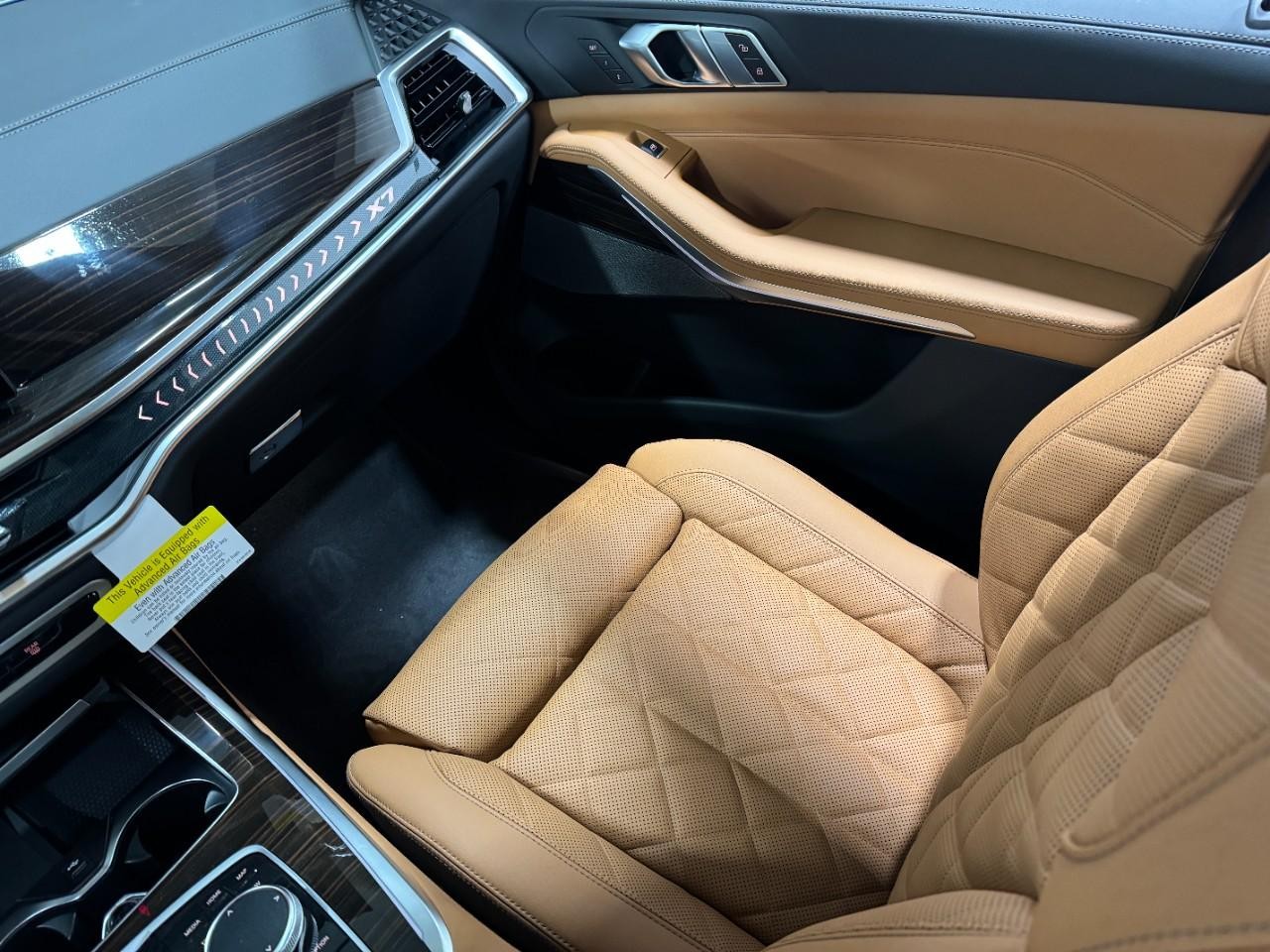 BMW X7 Vehicle Full-screen Gallery Image 19