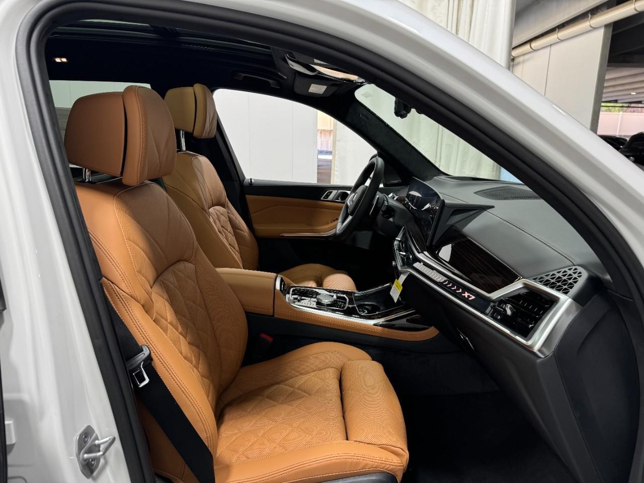 BMW X7 Vehicle Full-screen Gallery Image 20