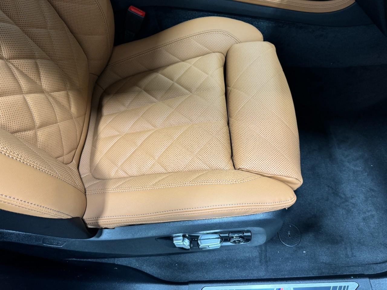 BMW X7 Vehicle Full-screen Gallery Image 21