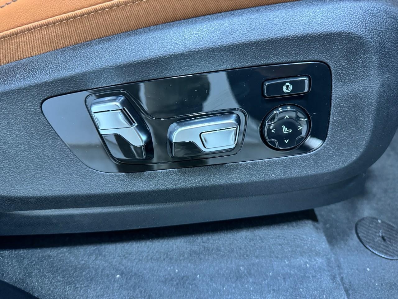 BMW X7 Vehicle Full-screen Gallery Image 22