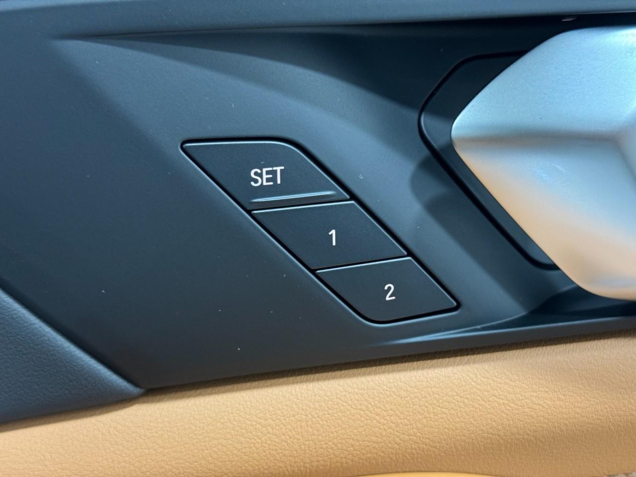 BMW X7 Vehicle Full-screen Gallery Image 23