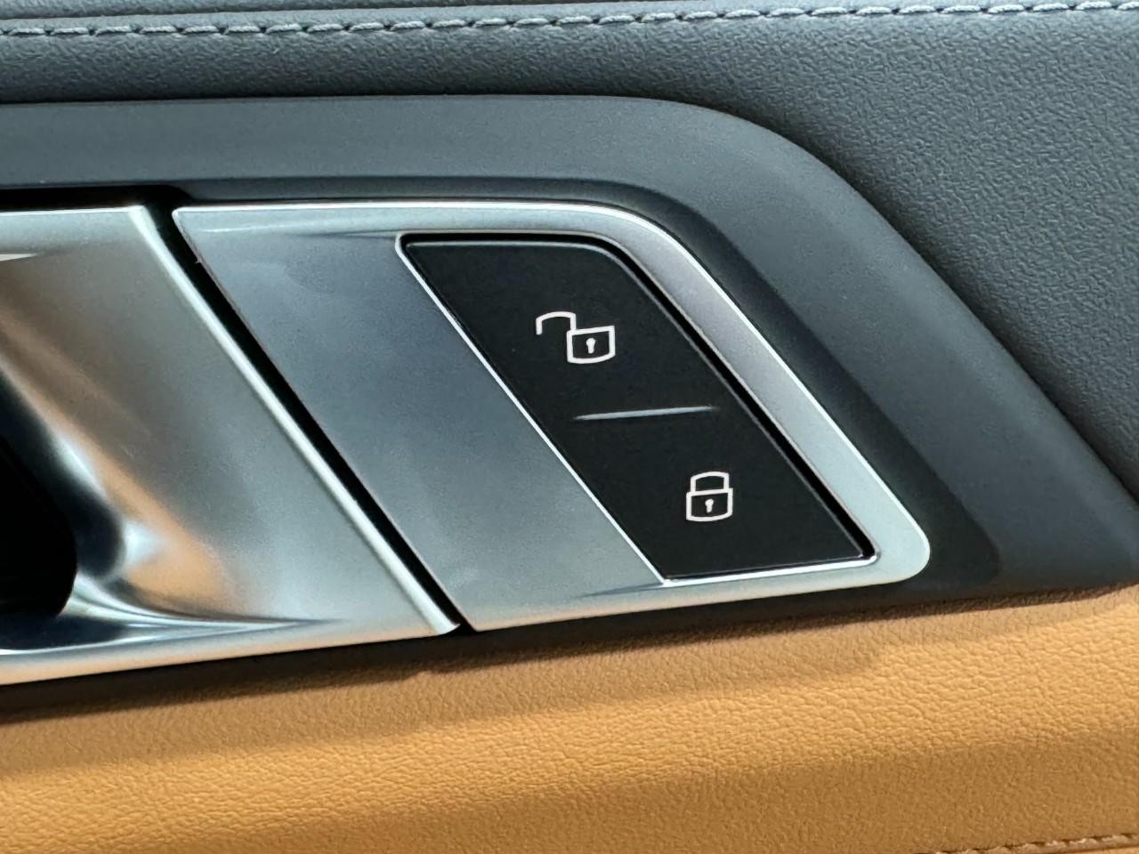 BMW X7 Vehicle Full-screen Gallery Image 24