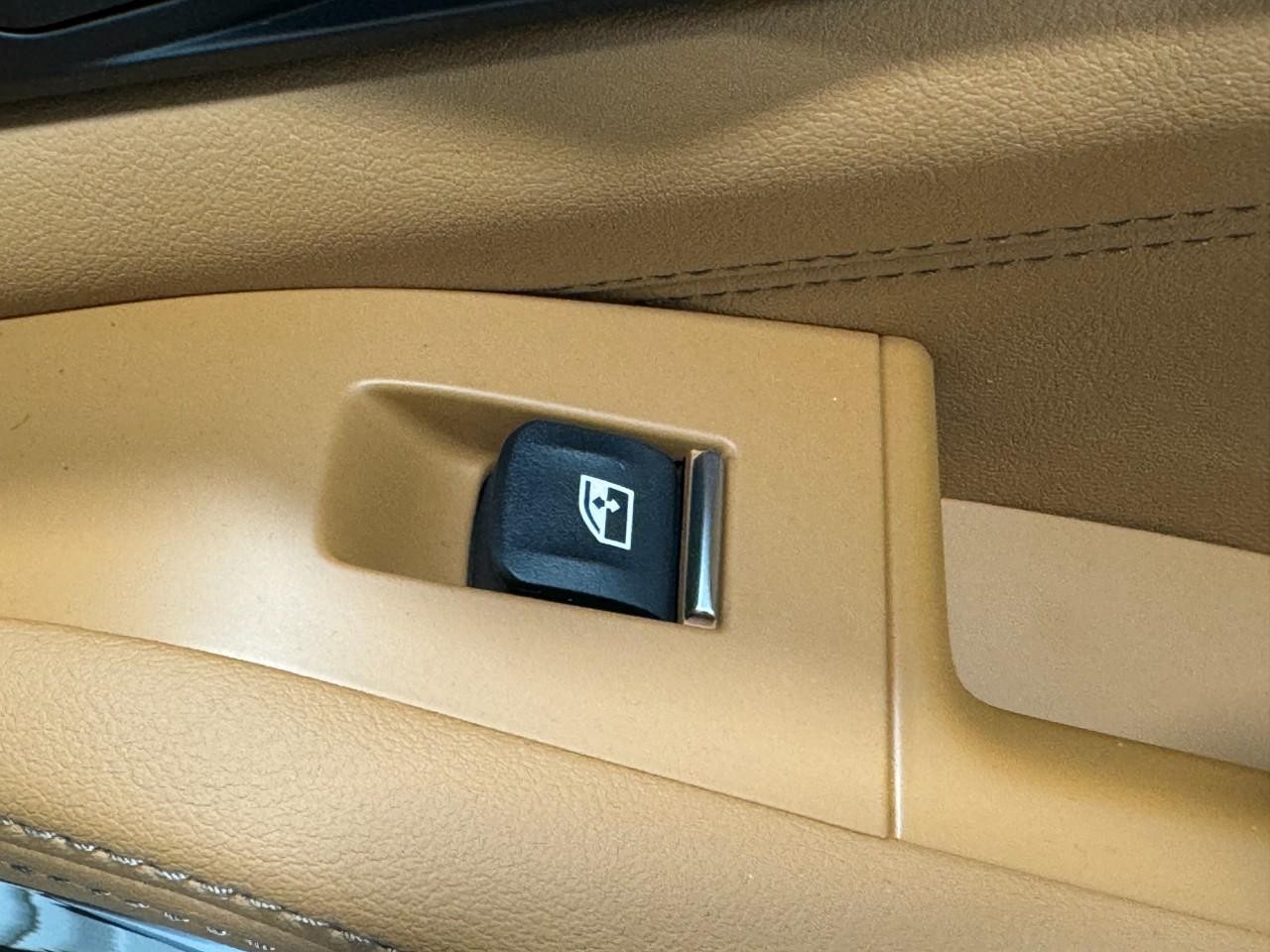 BMW X7 Vehicle Full-screen Gallery Image 25