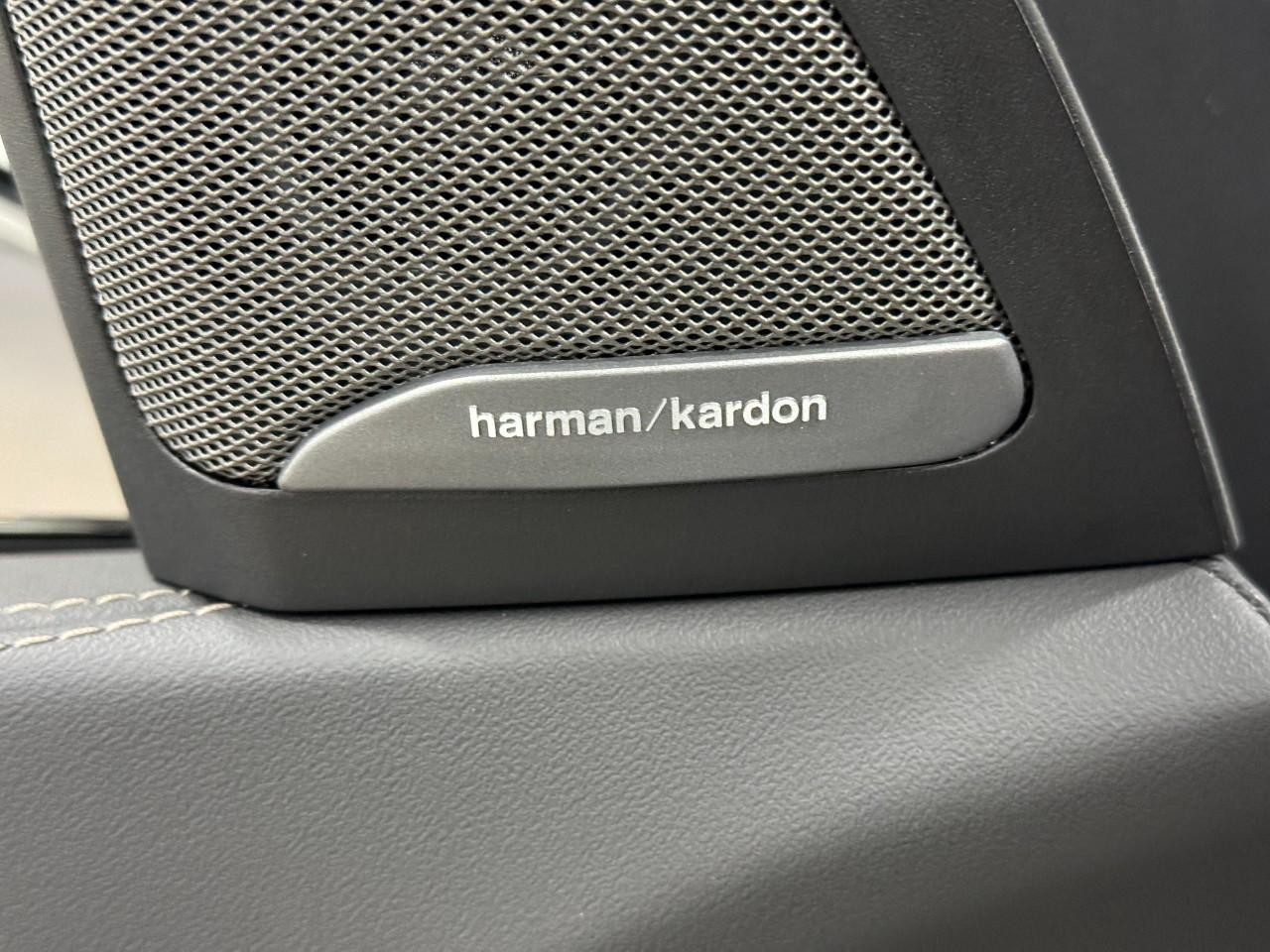 BMW X7 Vehicle Full-screen Gallery Image 26