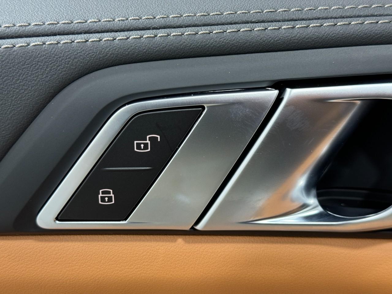 BMW X7 Vehicle Full-screen Gallery Image 28