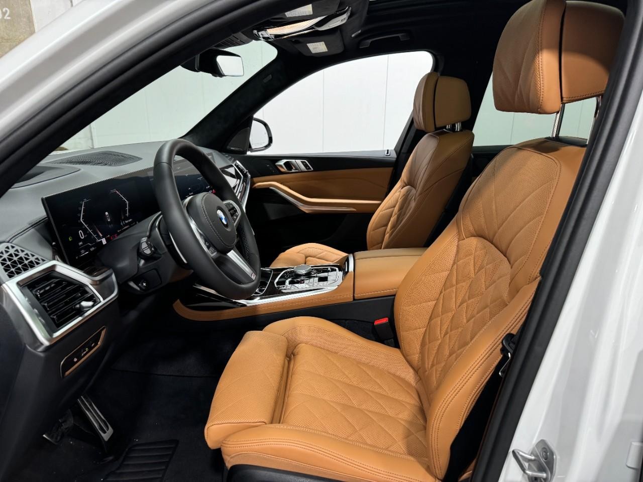 BMW X7 Vehicle Full-screen Gallery Image 30