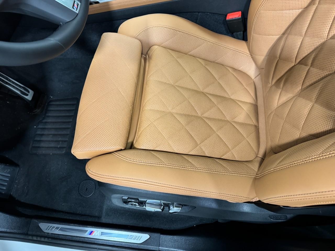 BMW X7 Vehicle Full-screen Gallery Image 31