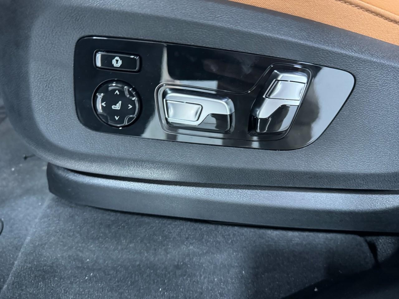 BMW X7 Vehicle Full-screen Gallery Image 32