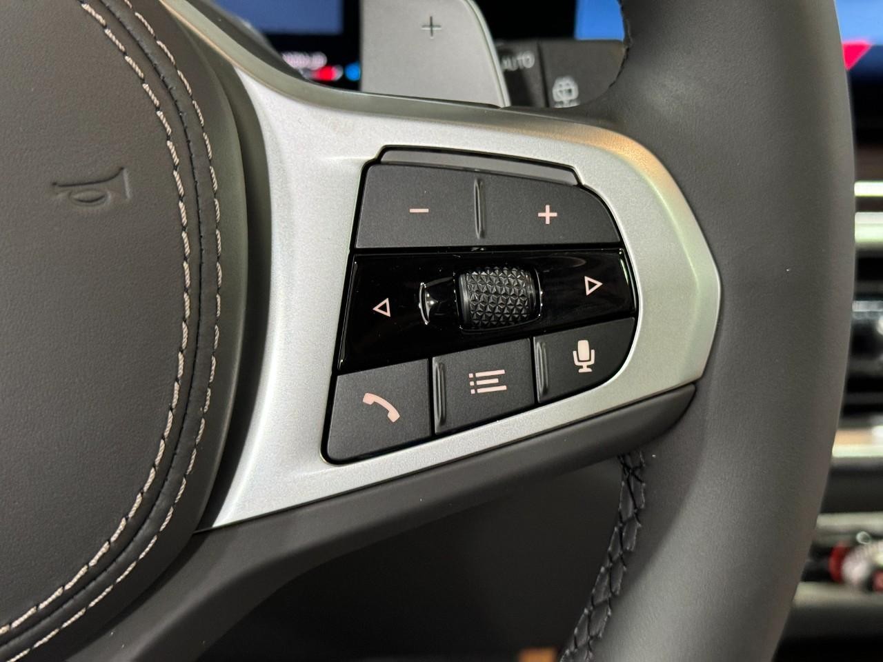 BMW X7 Vehicle Full-screen Gallery Image 35