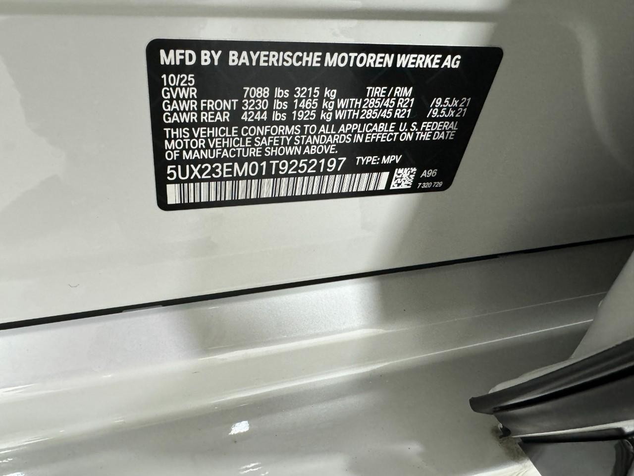 BMW X7 Vehicle Full-screen Gallery Image 38