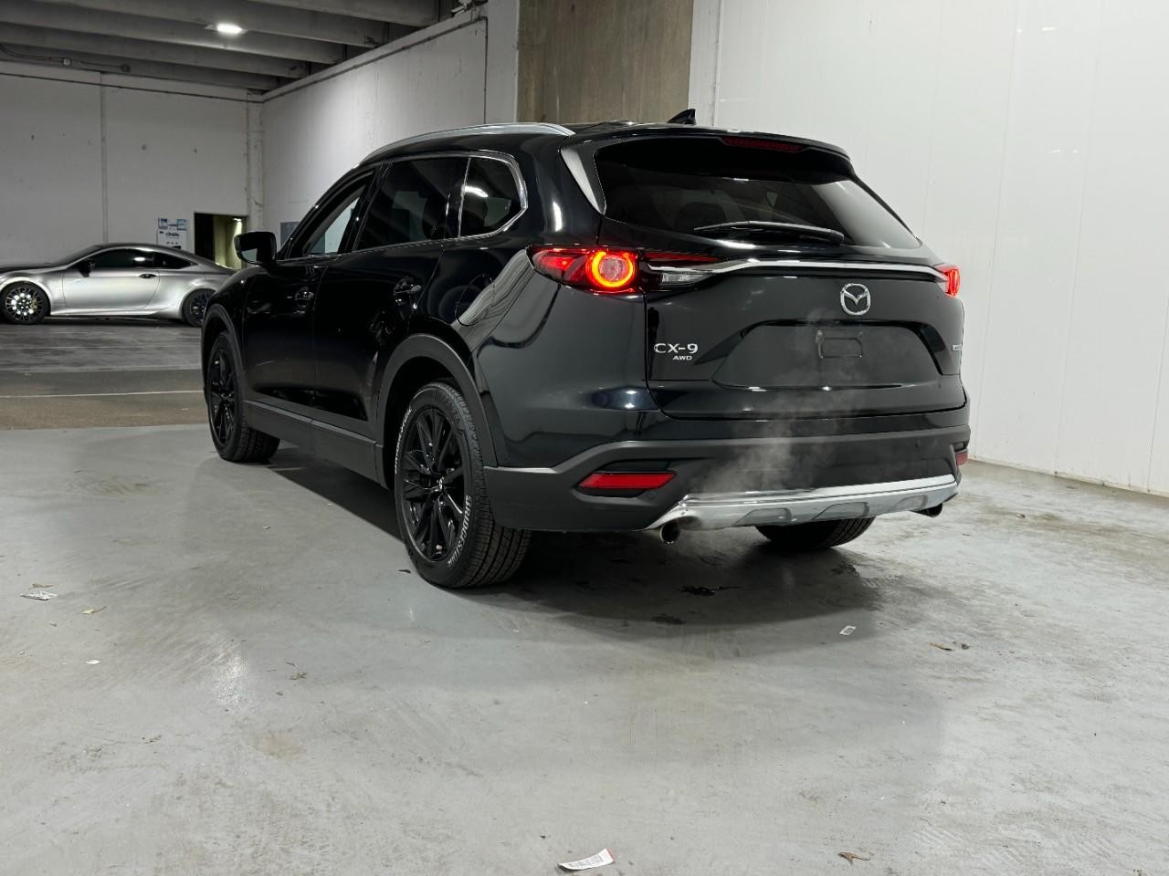 Mazda CX-9 Vehicle Full-screen Gallery Image 3