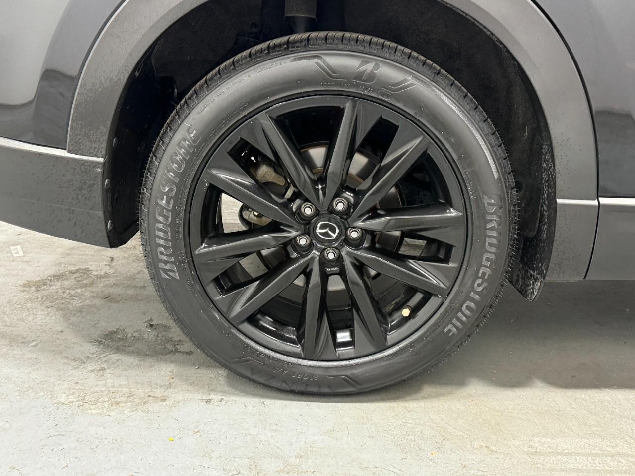 Mazda CX-9 Vehicle Full-screen Gallery Image 5