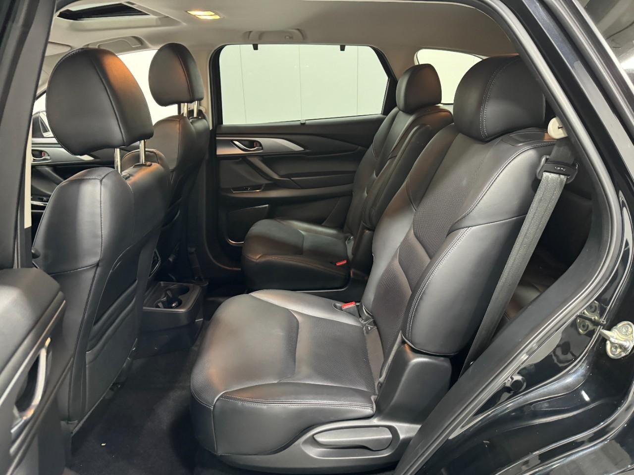 Mazda CX-9 Vehicle Full-screen Gallery Image 9