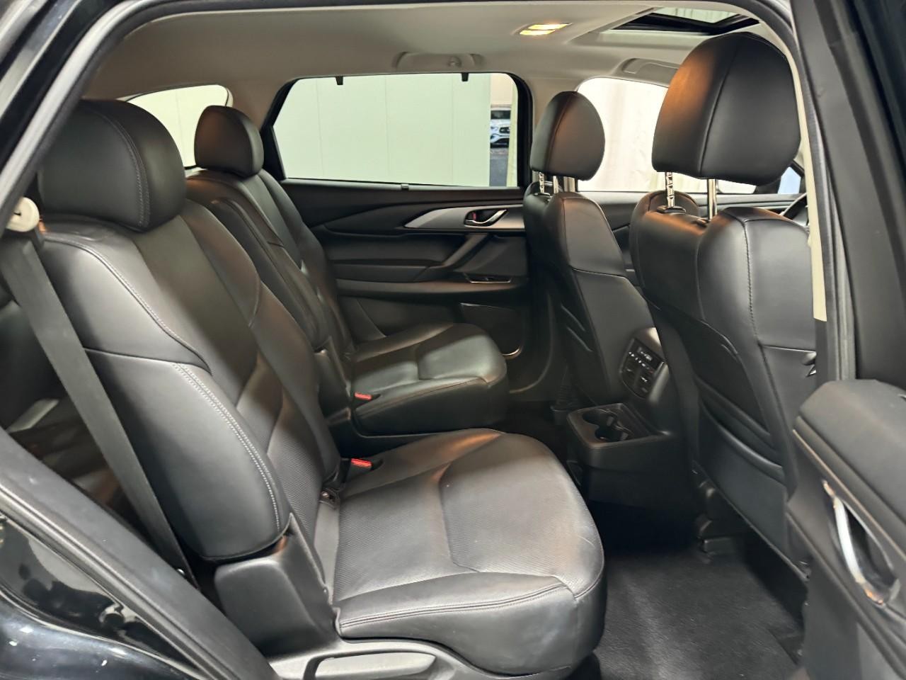 Mazda CX-9 Vehicle Full-screen Gallery Image 12