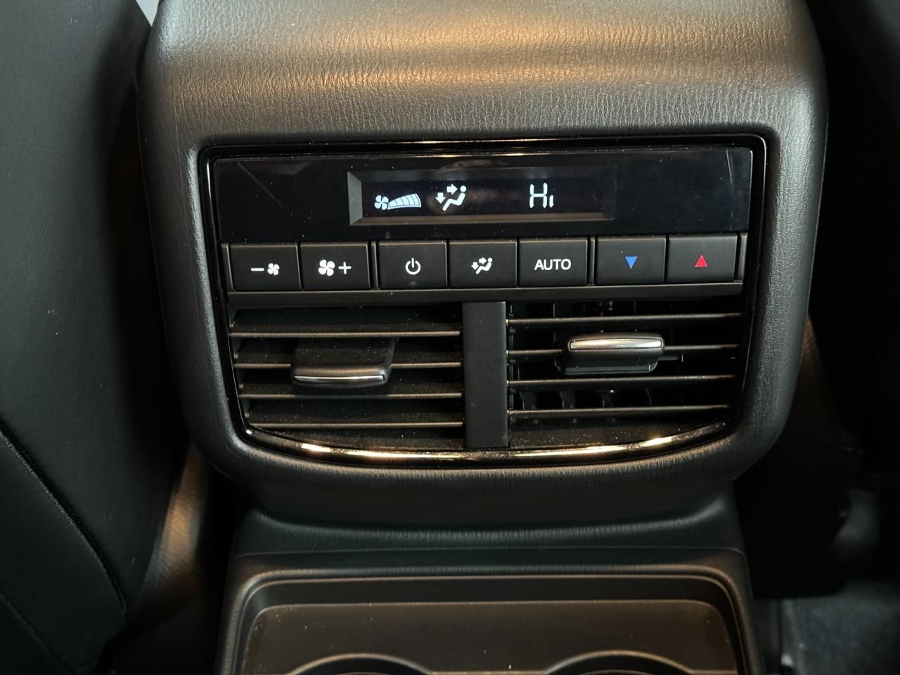 Mazda CX-9 Vehicle Full-screen Gallery Image 13