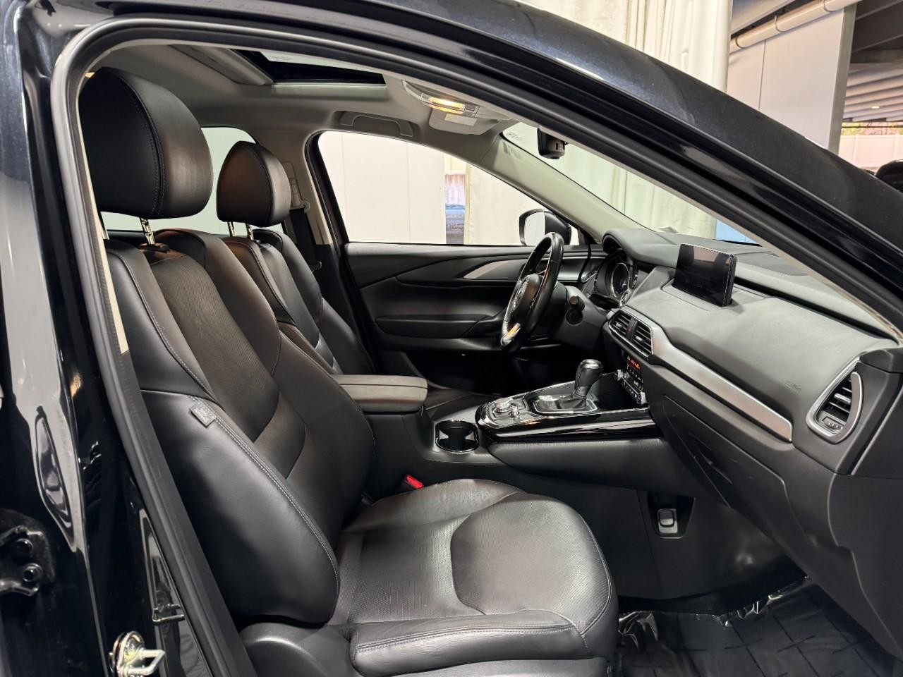 Mazda CX-9 Vehicle Full-screen Gallery Image 21