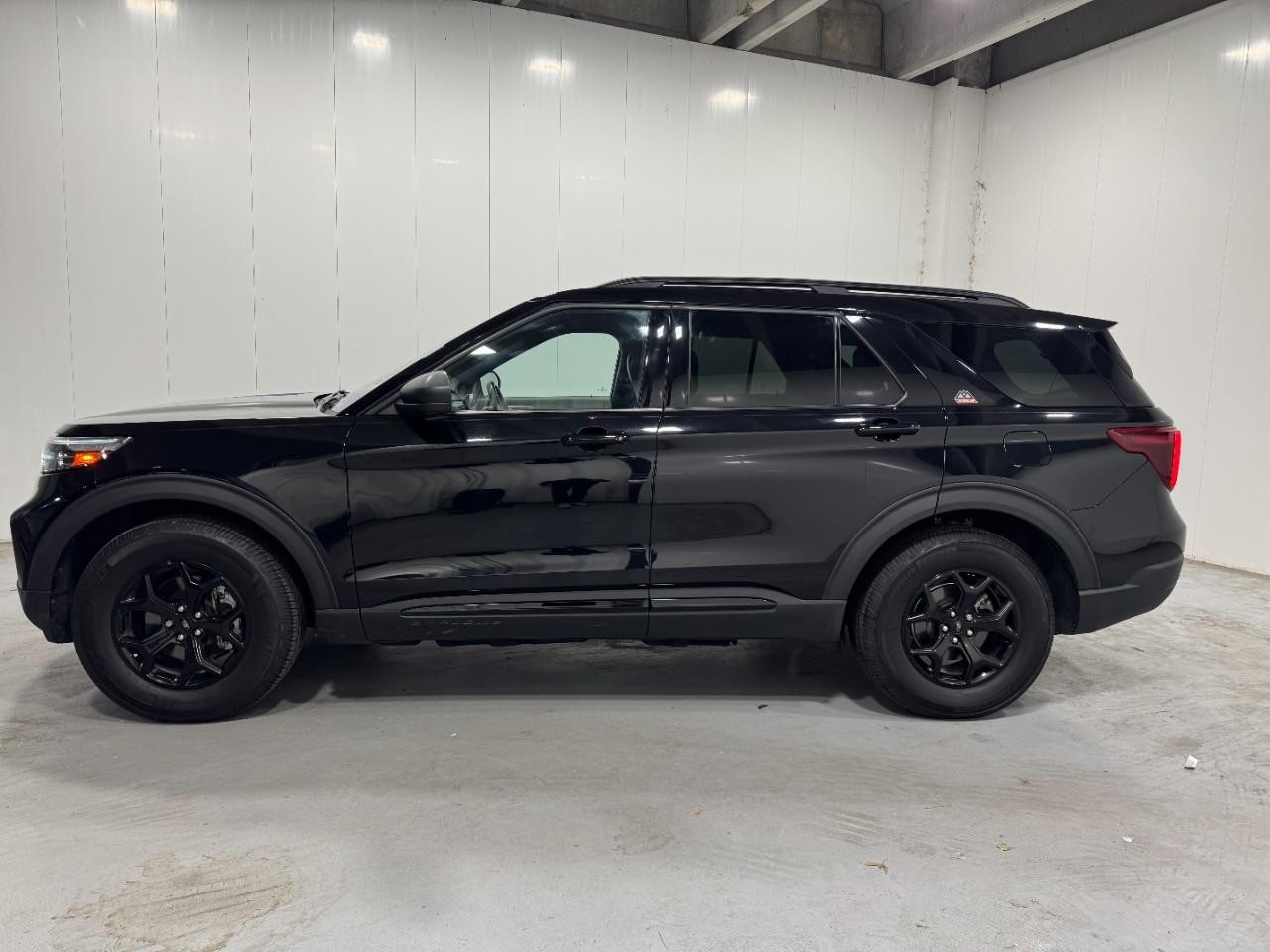 Ford Explorer Vehicle Full-screen Gallery Image 2