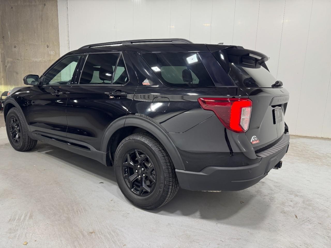 Ford Explorer Vehicle Full-screen Gallery Image 3