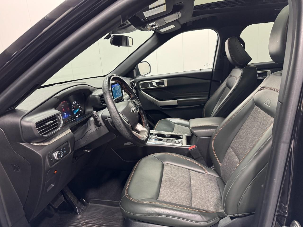 Ford Explorer Vehicle Full-screen Gallery Image 9